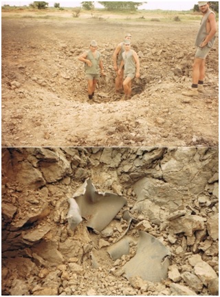 Cratère de l'une des bombes au moment de l'impact au sol et débris métalliques